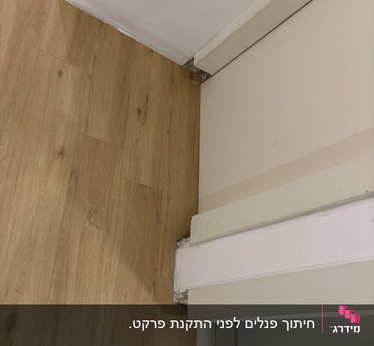 דלת עץ עם מסגרת על רצפת עץ